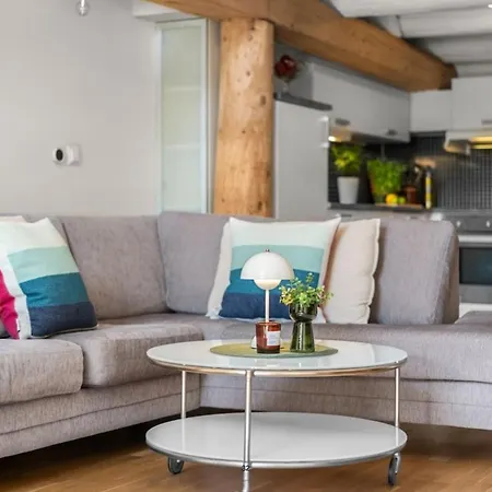 Apartment Flat By The Canal - High Ceiling & Balcony - Car Option *