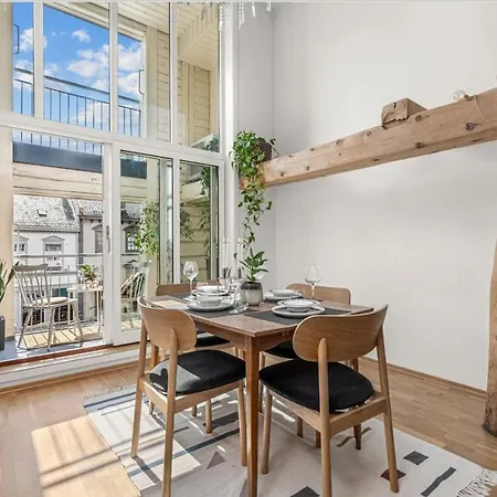 Apartment Flat By The Canal - High Ceiling & Balcony - Car Option