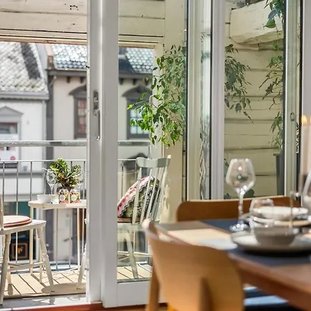 Flat By The Canal - High Ceiling & Balcony - Car Option