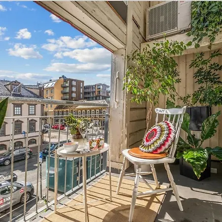 Flat By The Canal - High Ceiling & Balcony - Car Option